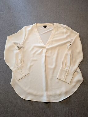 Anne Taylor Woman's Ivory V-Neck Long Sleeve Blouse